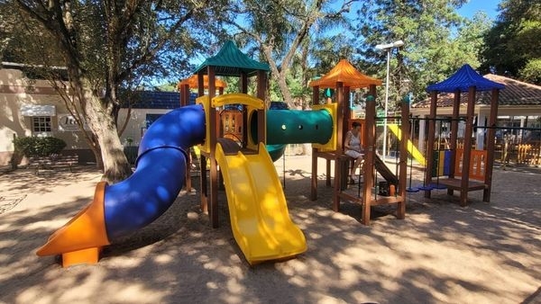 Município instala novo playground na Praça Padre Eugênio