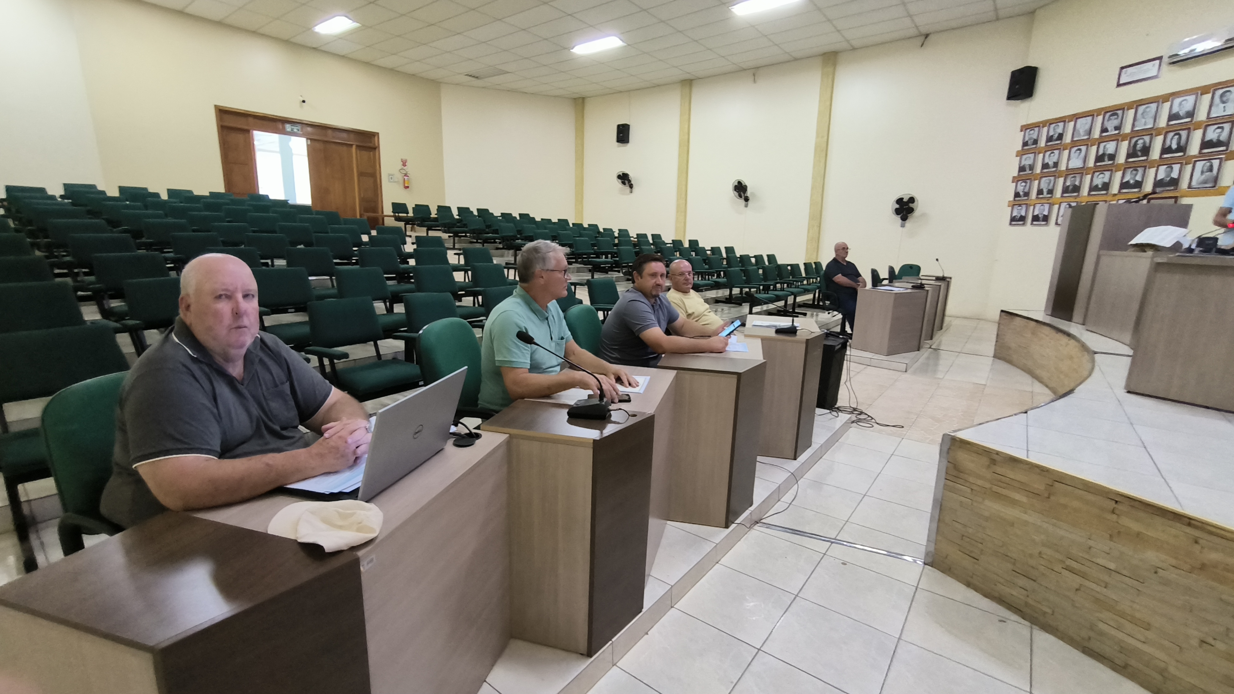 Câmara de Vereadores aprova repasse de R$ 192 mil para apoio aos universitários