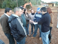 VEREADORES VISITAM LOCAL ONDE SERÁ CONSTRUÍDA NOVA ESCOLA 