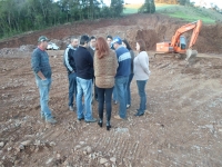 VEREADORES VISITAM LOCAL ONDE SERÁ CONSTRUÍDA NOVA ESCOLA 
