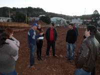 VEREADORES VISITAM LOCAL ONDE SERÁ CONSTRUÍDA NOVA ESCOLA 
